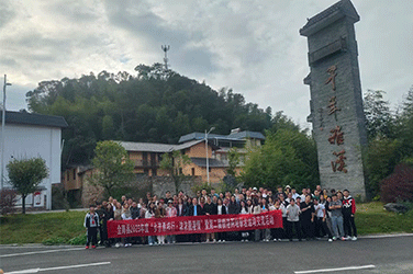 2025年11月1日，在江西省赣州市雅溪古村，“全南县2025年度‘乡亲桑梓行·浓浓赣港情’暨第二届赣港两地攀岩运动交流活动”有序开展。