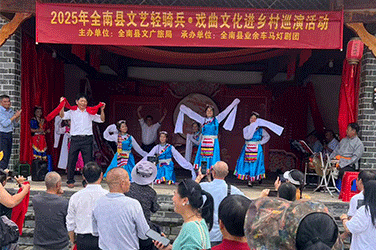 近期雅溪好戏连台，多场戏曲文化活动吸引中老年观众齐聚，现场人气火爆、暖意融融。