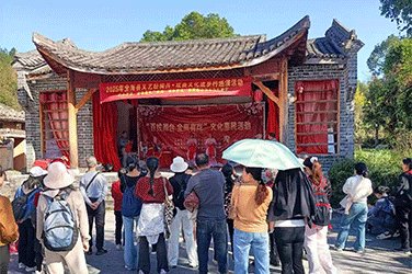 11月15、16日龙源坝镇雅溪村在雅溪景区戏台如期举办《全南传薪·非遗雅集》。旅游团队欢聚一堂，在歌舞、欢笑中，度过了一个热闹又暖心的周末。