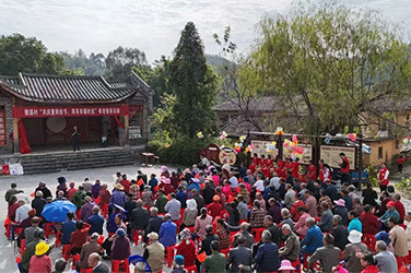 10月29日龙源坝镇雅溪村在雅溪景区戏台如期举办重阳节孝老敬亲主题活动。